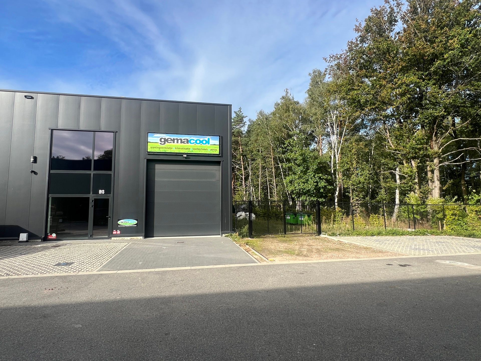 Recente kmo-unit (220m²) met buitenterrein foto {{pictureIndex}}