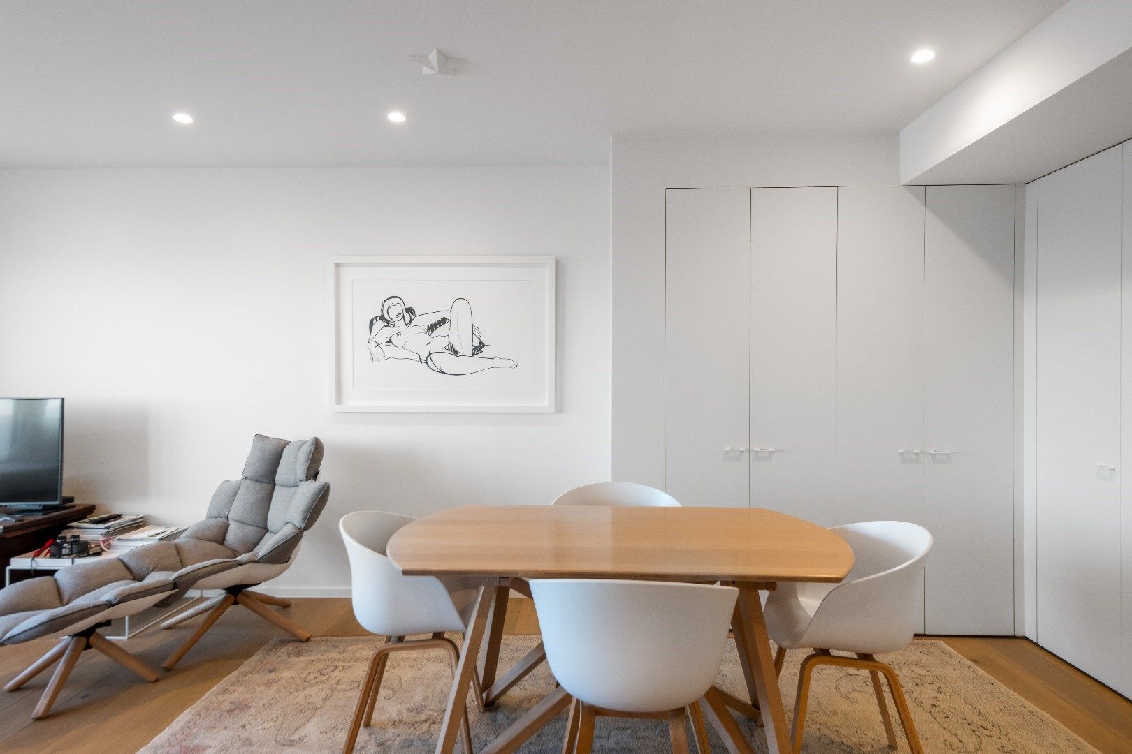 Instapklaar appartement met 2 slaapkamers op de ZEEDIJK ter hoogte van het Driehoeksplein.  foto 3