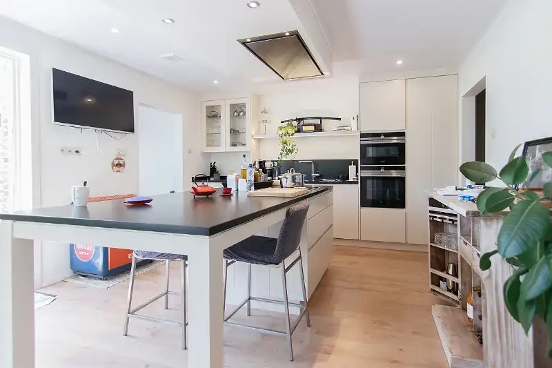 Rustig gelegen, ruime woning op een perceel van 6 aren 65 centiaren. Riante indeling met 4 slaapkamers en een open leefruimte die uitgeeft op de tuin. foto 6