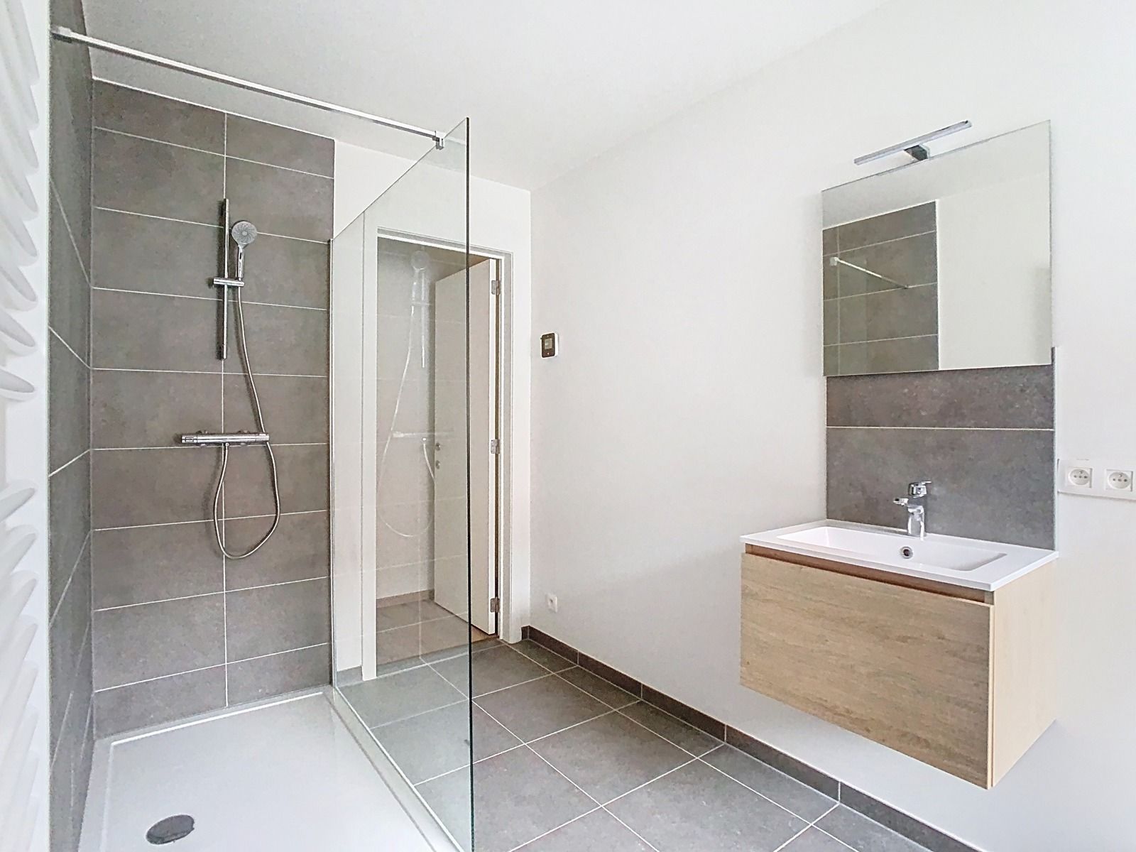 Moderne Nieuwbouwwoning (GB) met 3 SLPK, Tuin én Carport! foto 14