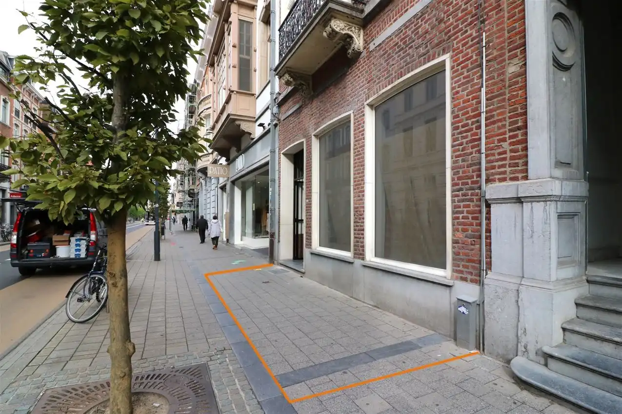 Volledig vernieuwde handelszaak op ideale locatie foto 2