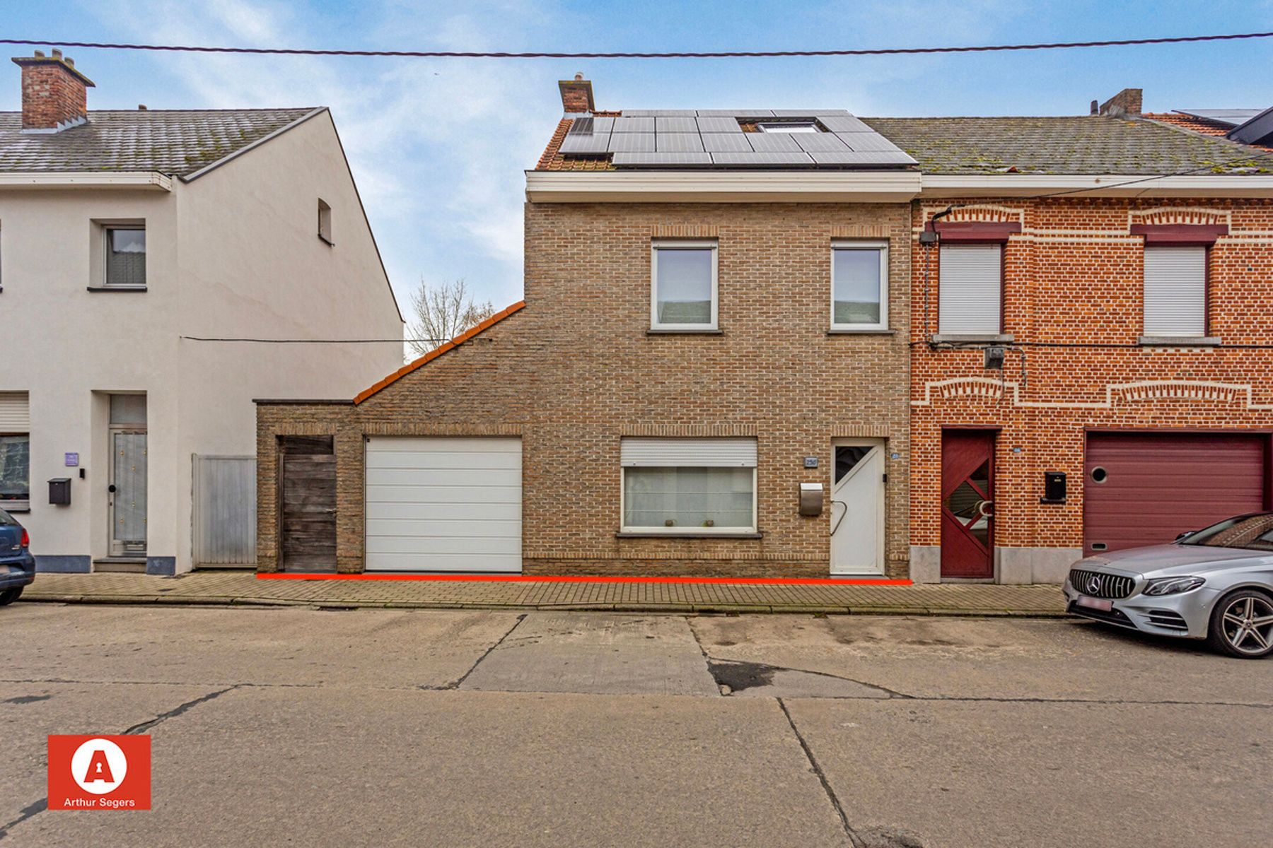 Halfopen bebouwing met 3 slaapkamers, garage en tuin foto 2