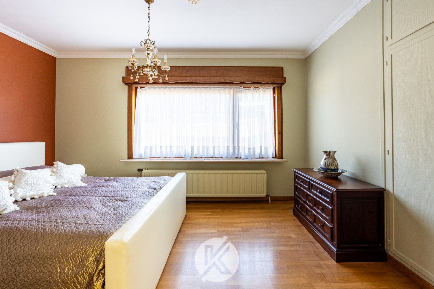 Robuuste, tijdloze villa met veel potentieel foto 17