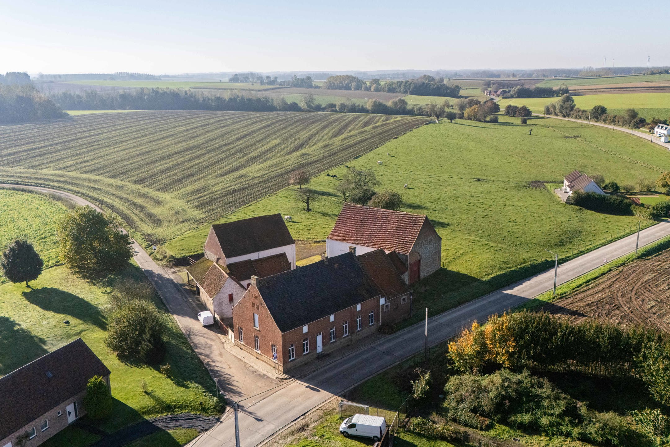 Hoofdfoto van de publicatie: Unieke statige hoeve in een groene omgeving.