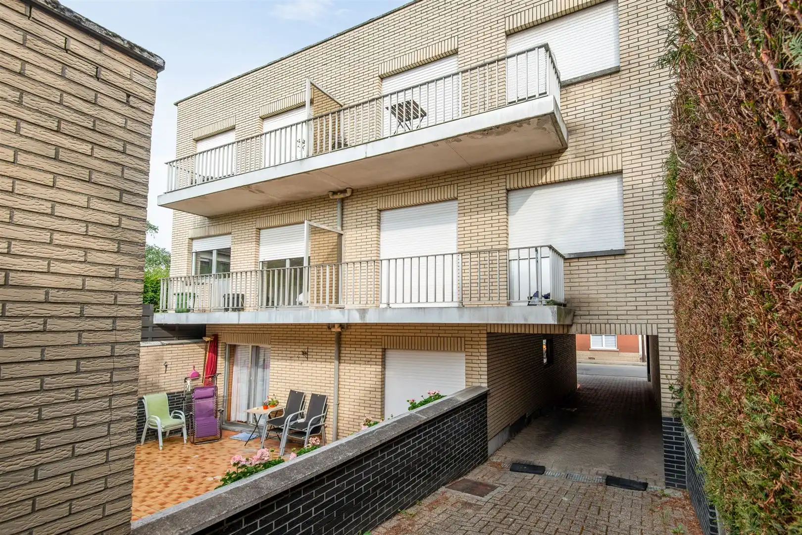 Opbrengsteigendom met 5 appartementen en garages foto 2