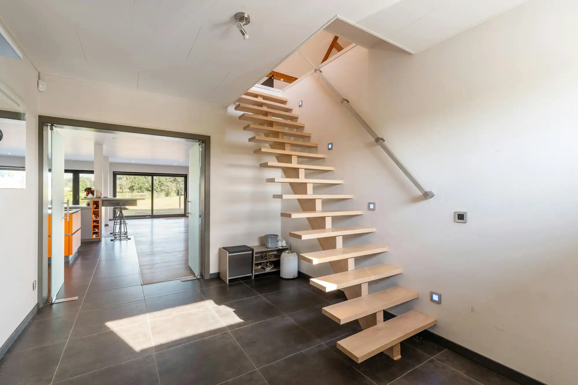Ruime villa met tuin & 2 garages, ideaal als kangoeroewoning foto 3