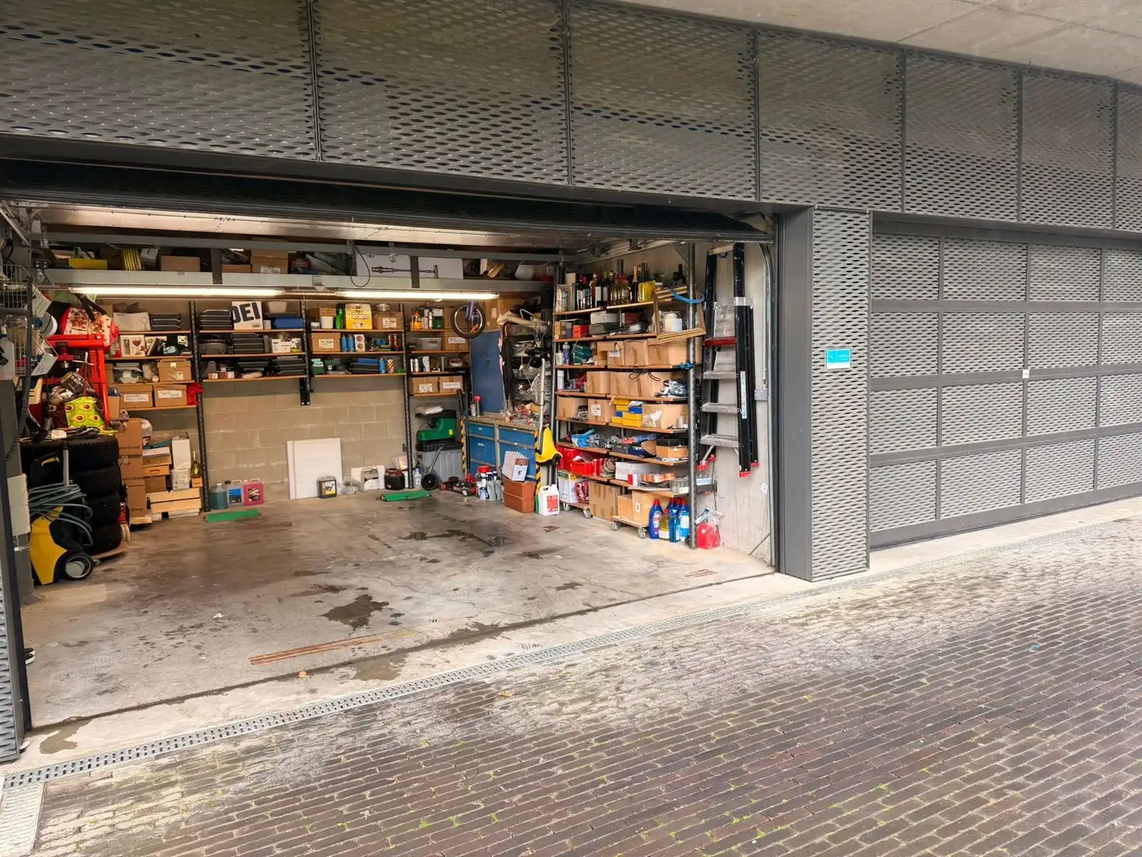  Ruime dubbele garagebox met staanplaats en opslagruimte foto 2