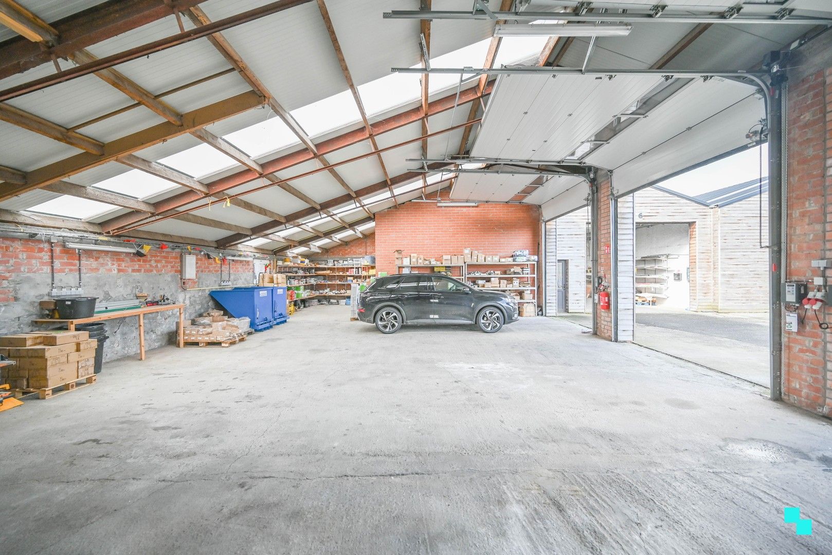 Landelijk gelegen woning met diverse loodsen foto 24