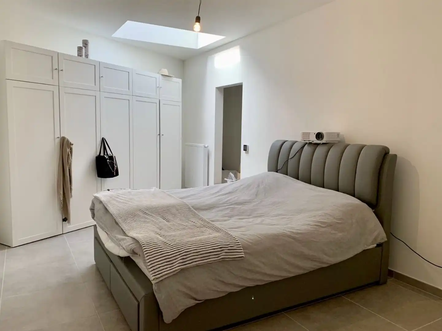 Prachtig gelijkvloers appartement te Sint-Eloois-Vijve met tuintje en overdekt terras.  foto 17