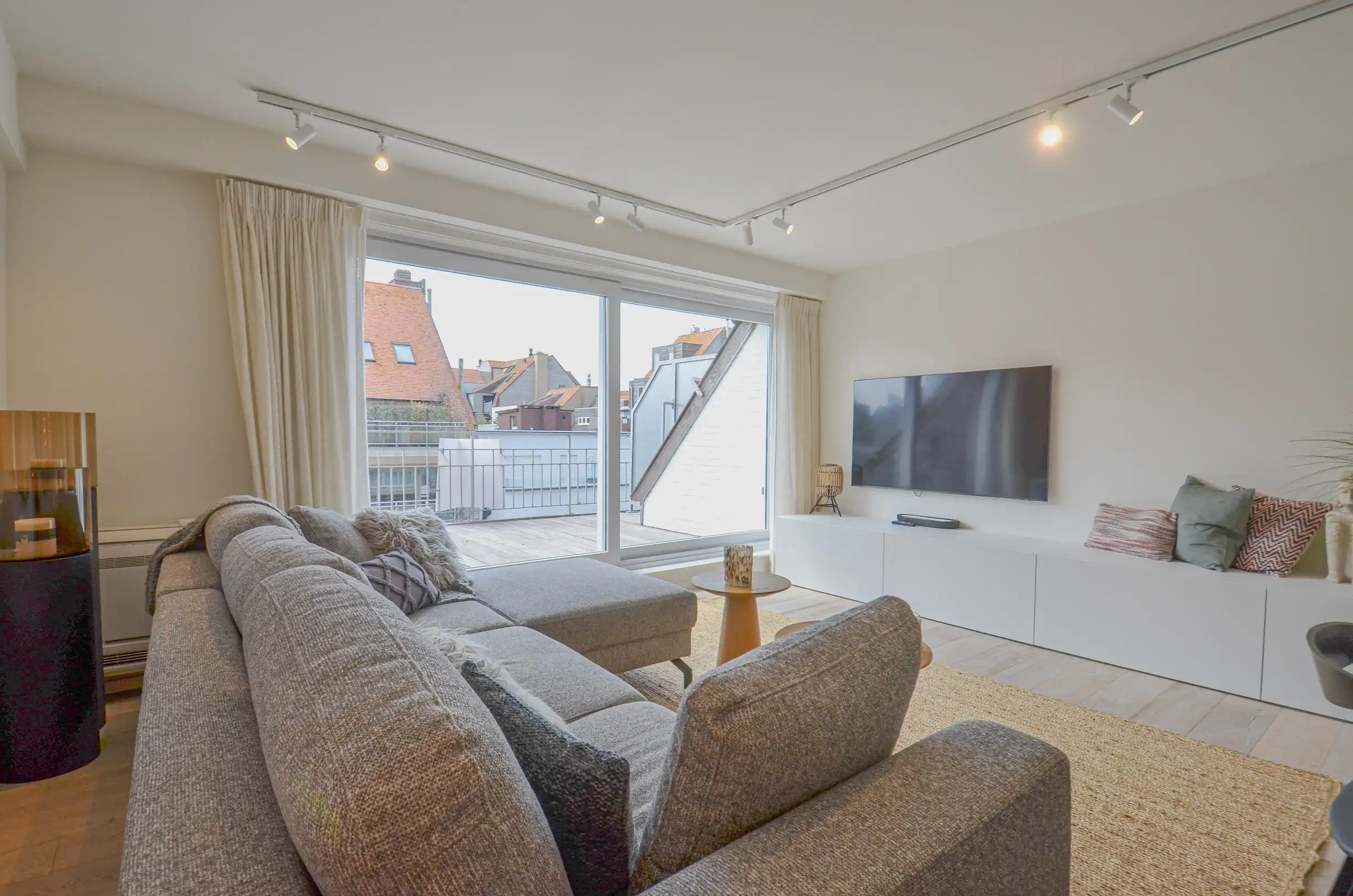 Volledig gerenoveerd appartement met twee ruime terrassen. foto 2