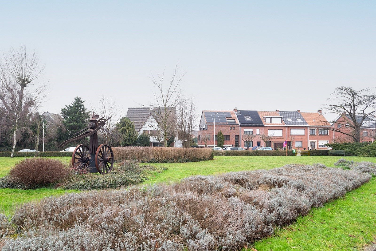 Ruime halfopen bebouwing met vijf slaapkamers foto 3