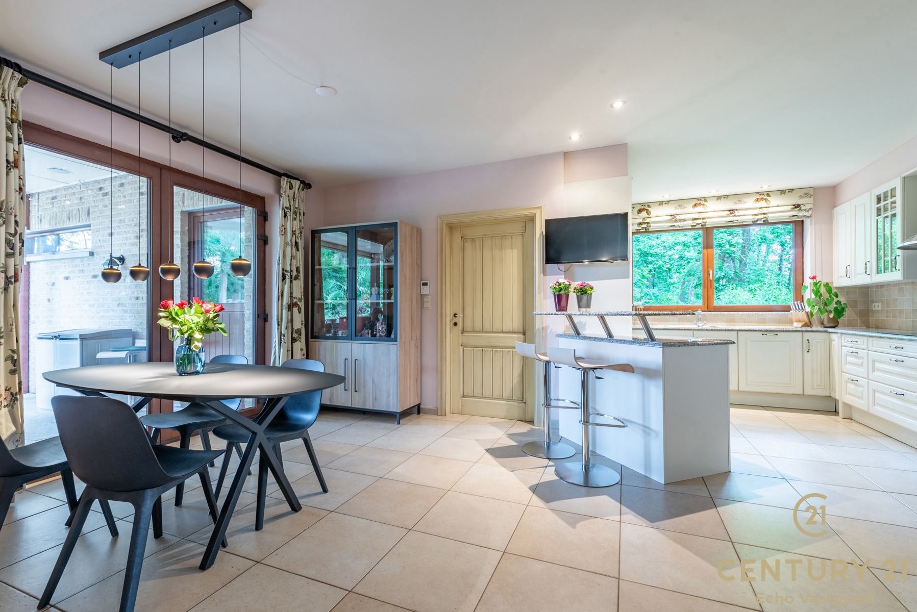 Riante villa met 5 slaapkamers, 4 badkamers en binnenzwembad foto 6