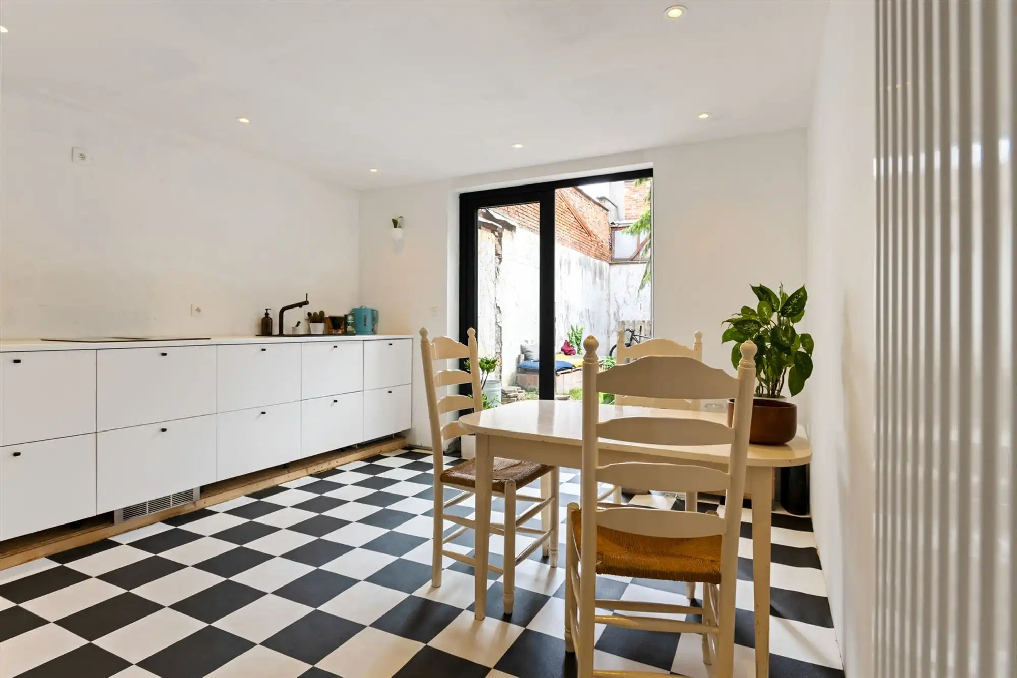 Huis met 5 slaapkamers en tuin, verder af te werken naar eigen smaak. foto 4