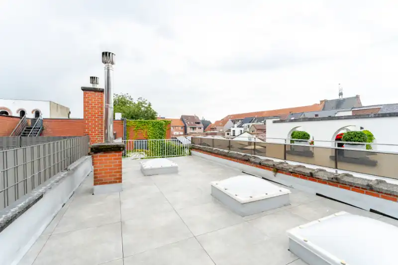Genoveerd appartement met drie slaapkamers en groot terras foto 13