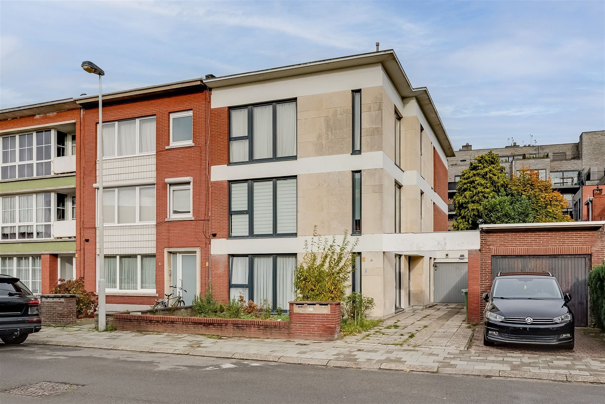 Vergund betonnen opbrengsteigendom met 3 appartementen + garagebox foto {{pictureIndex}}