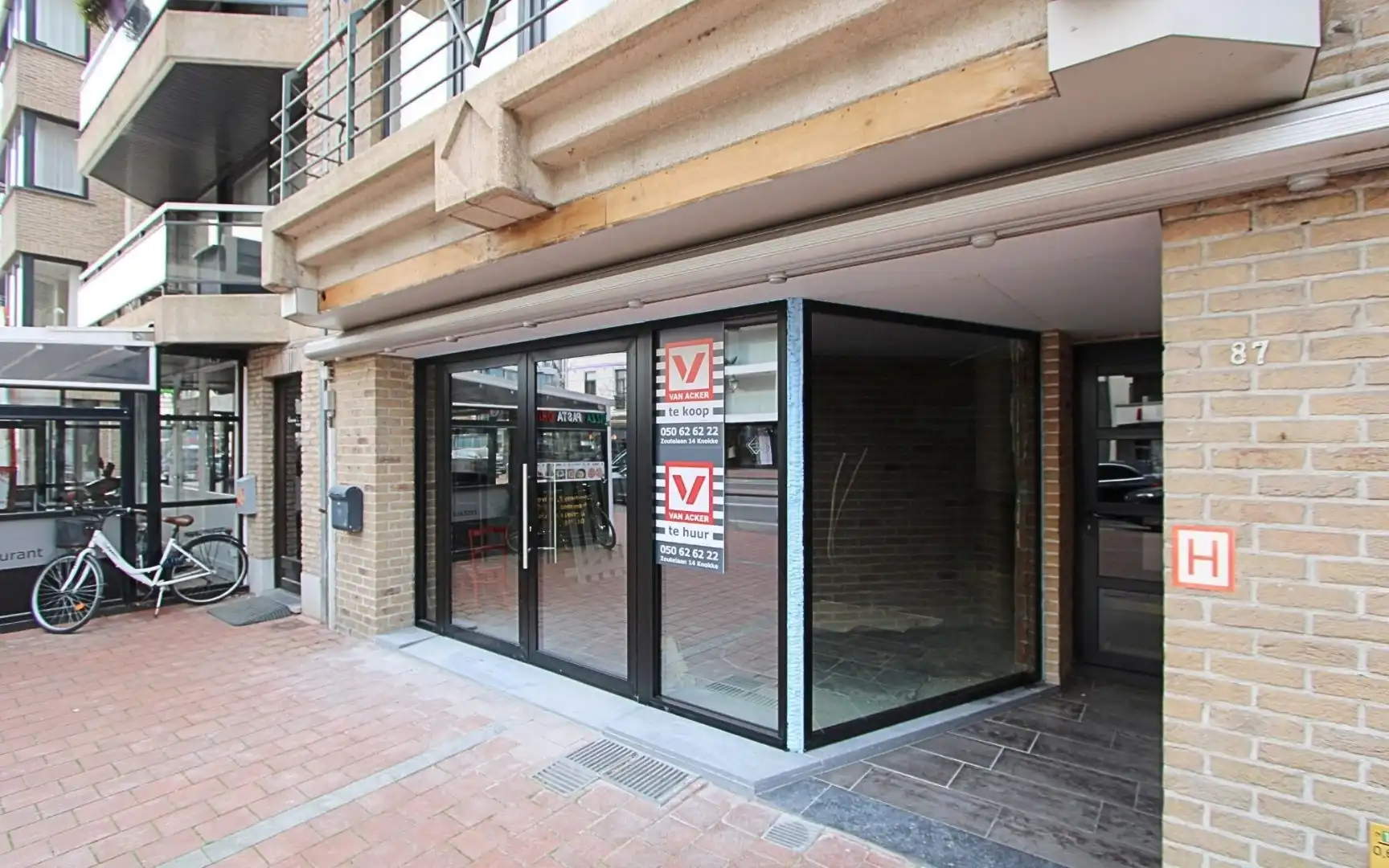 Verhuurde voedingswinkel te koop te Lippenslaan 85 Knokke foto {{pictureIndex}}