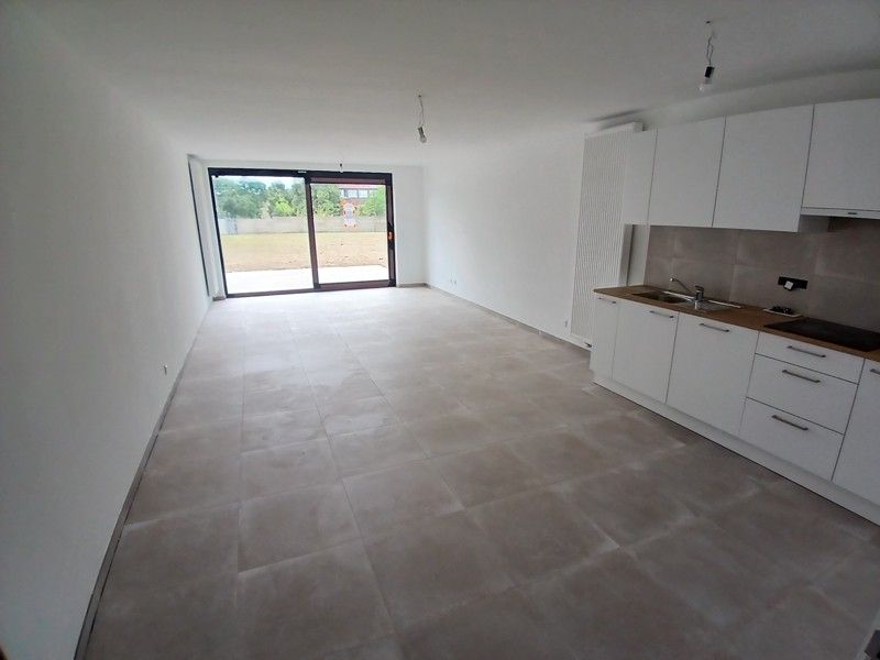 Gelijkvloers nieuwbouw appartement met terras en tuin gelegen in het centrum van Opglabbeek foto 8