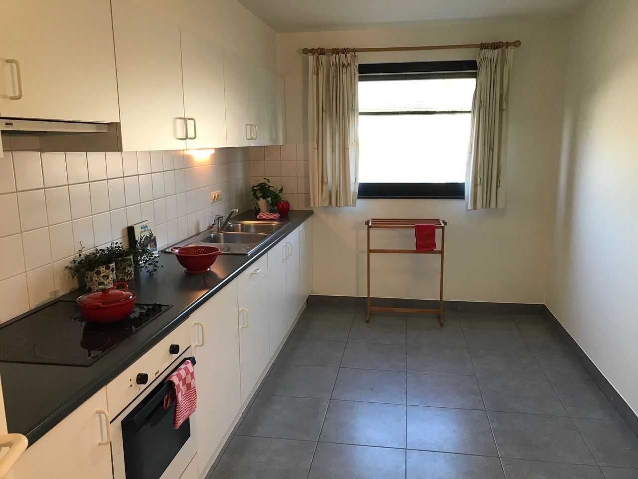 Instapklaar, nieuw geschilderd, ruim 2 slpk appartement foto 4