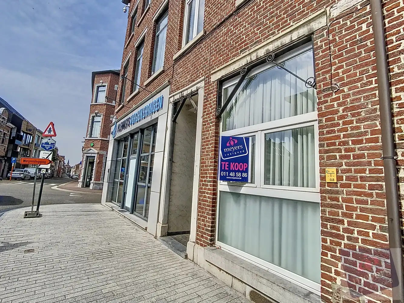 Karaktervolle woning met combinatie wonen/werken op centrale ligging in Sint-Truiden foto {{pictureIndex}}