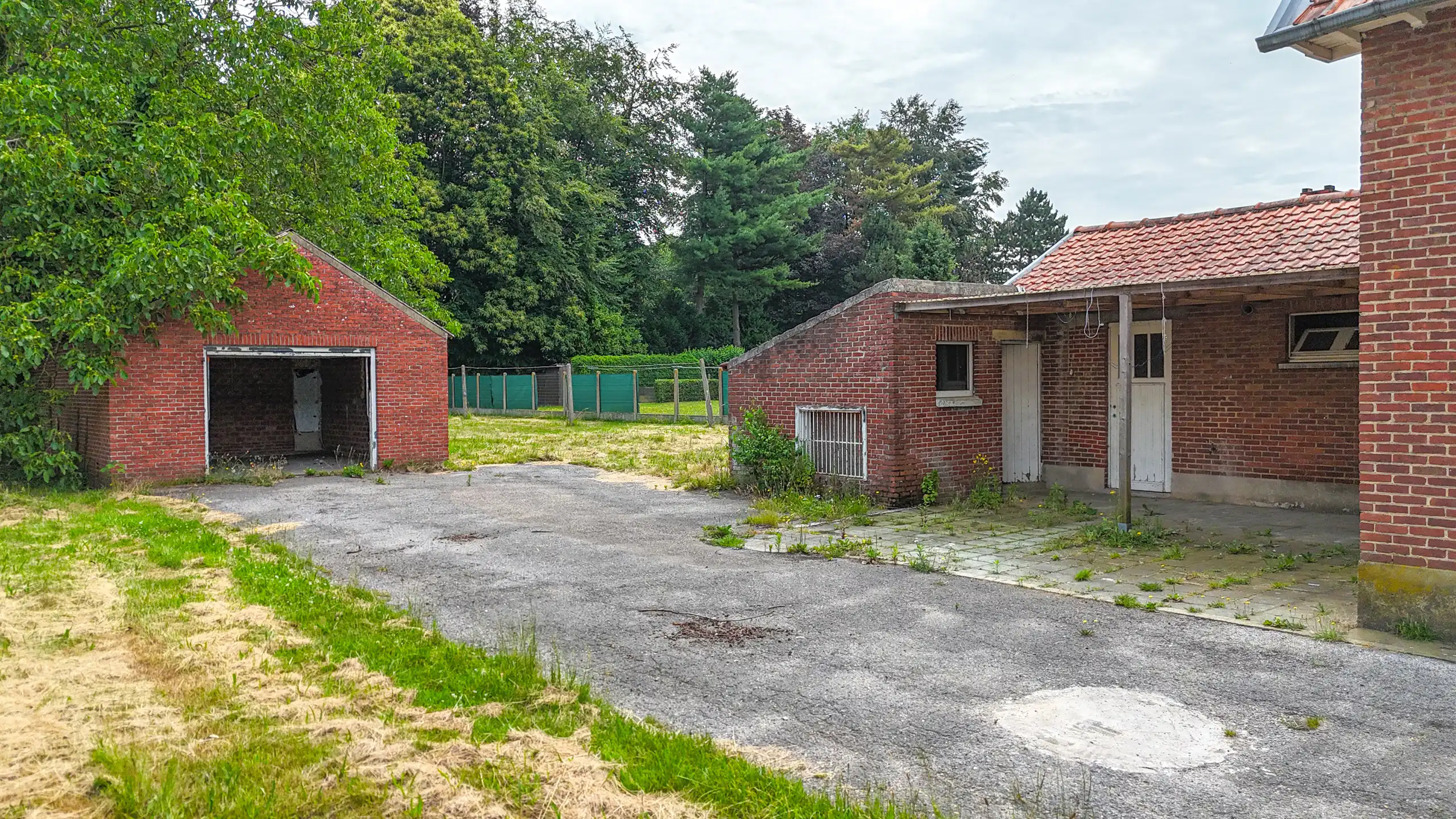 Te renoveren woning op groot perceel te Heusden-Zolder! foto 24