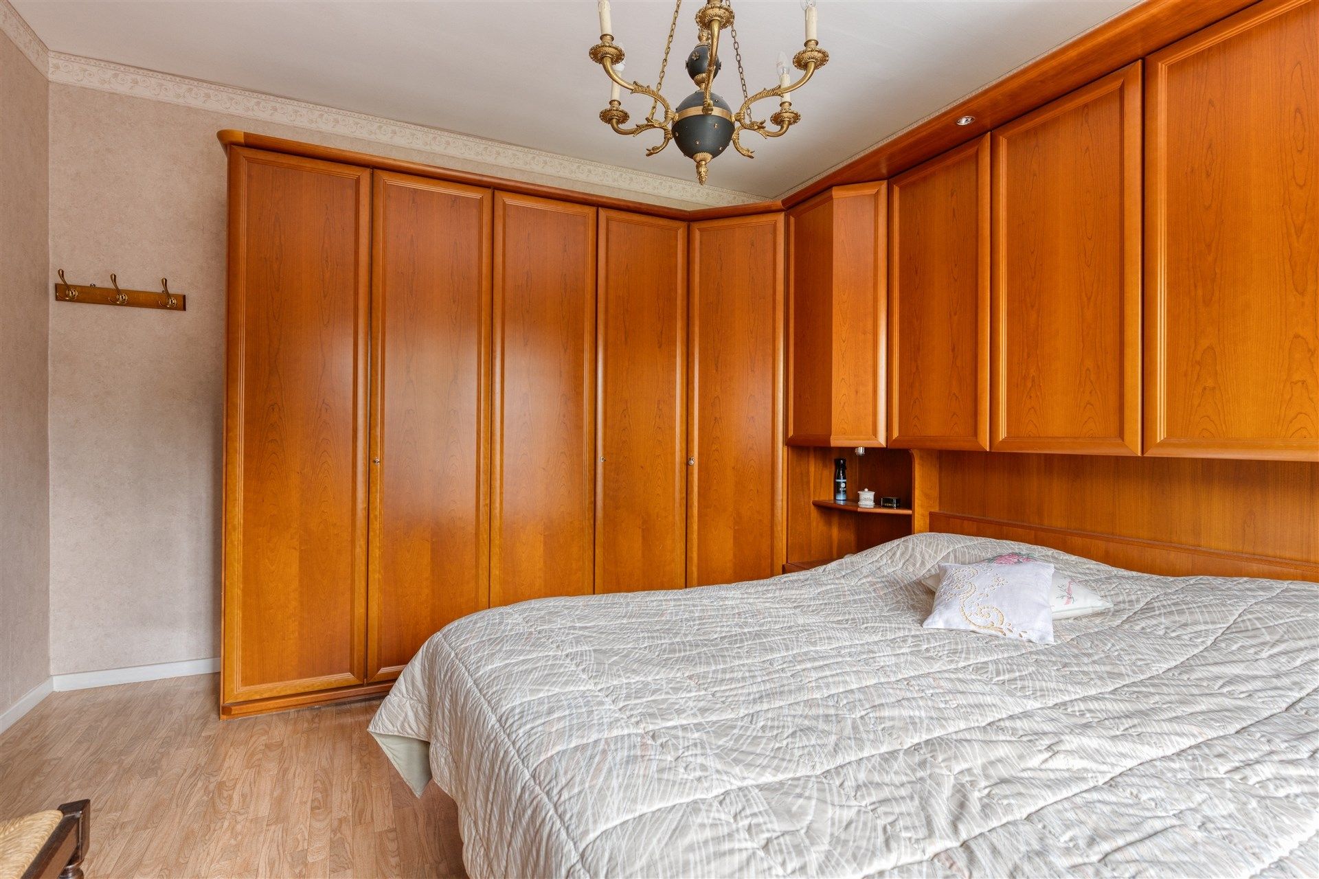 Ruime gezinswoning met 8 a 9 slaapkamers, een riante tuin en een prachtig uitzicht op weiland. foto 18