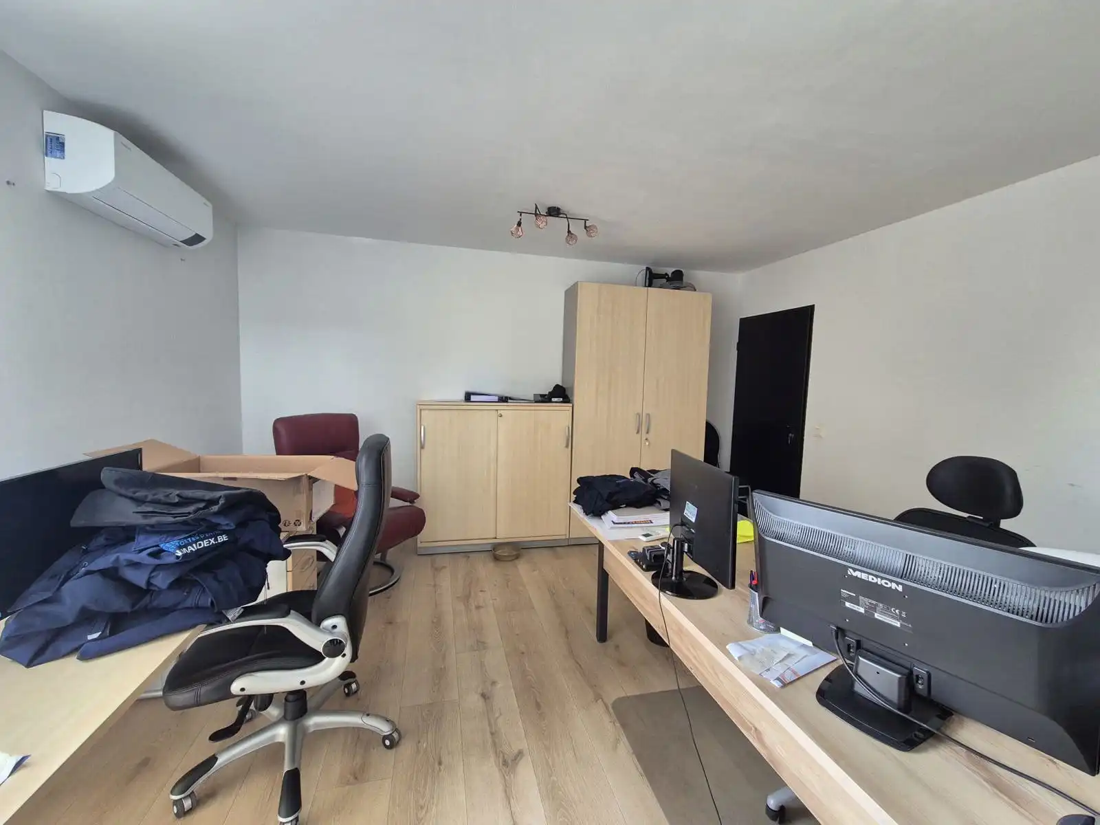 Opslag/werkplaats van 1000 m² met bijkomende kantoorruimte foto 16