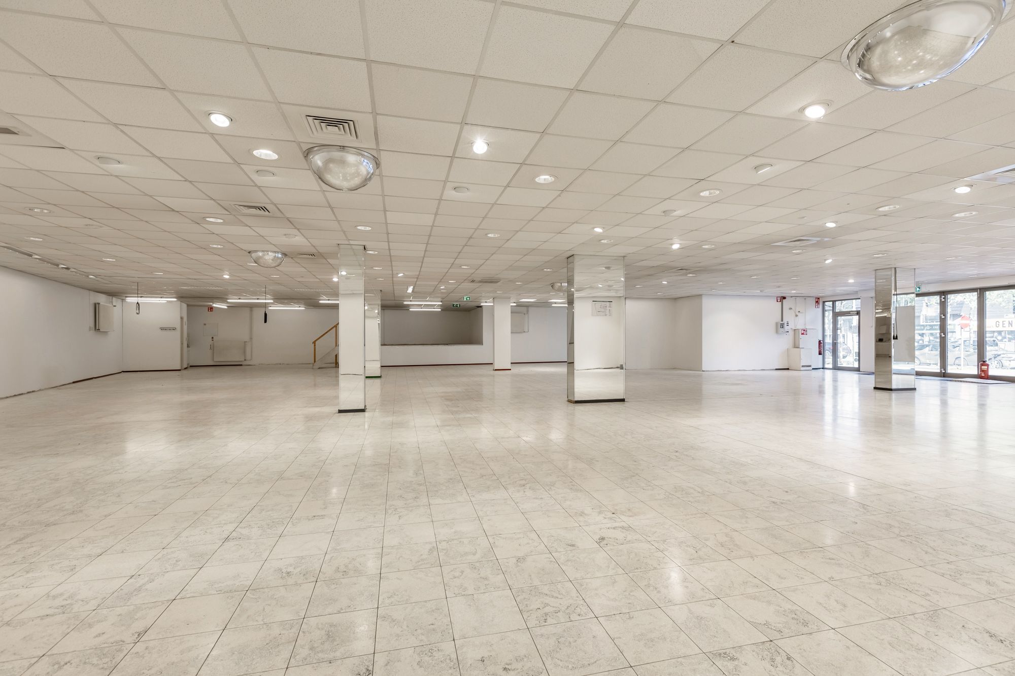 IDEALIS VASTGOED – Extra ruim handelspand (+-500m²!!!) met tal van mogelijkheden op een extra centrale, commerciële zichtlocatie te midden van het centrum in Genk foto 13