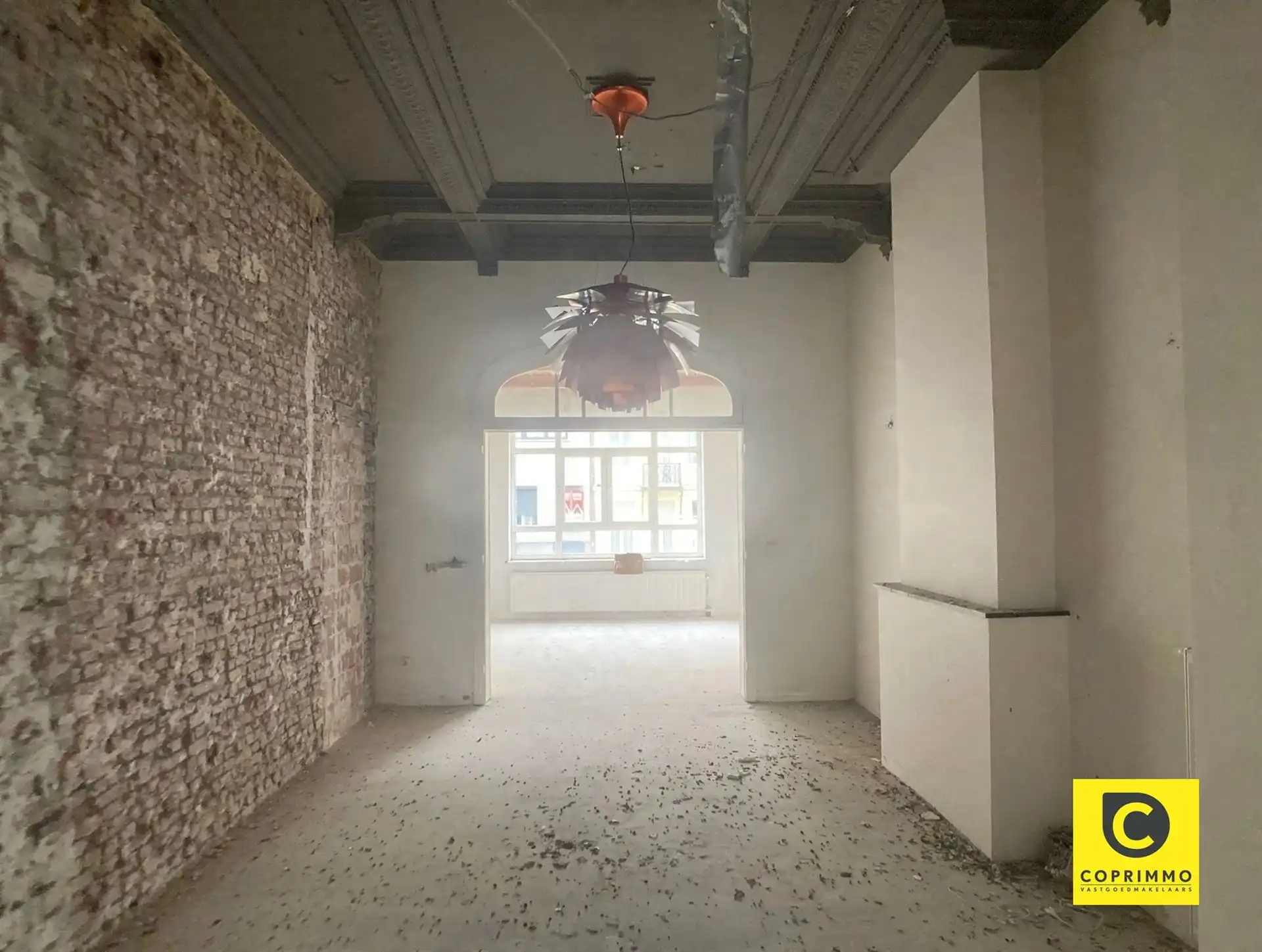 Te renoveren souterrain met stadskoer, achterhuis en garage op 't Zuid! foto 3