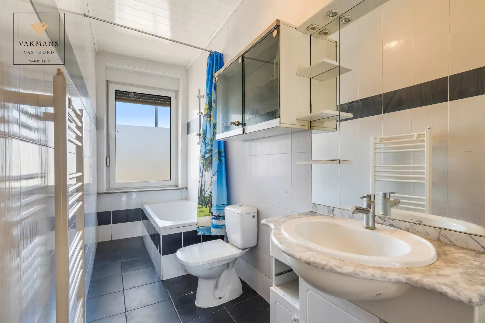 Ruime gezinswoning met 4 slaapkamers, tuin en eigen parkeerplaats. foto 19