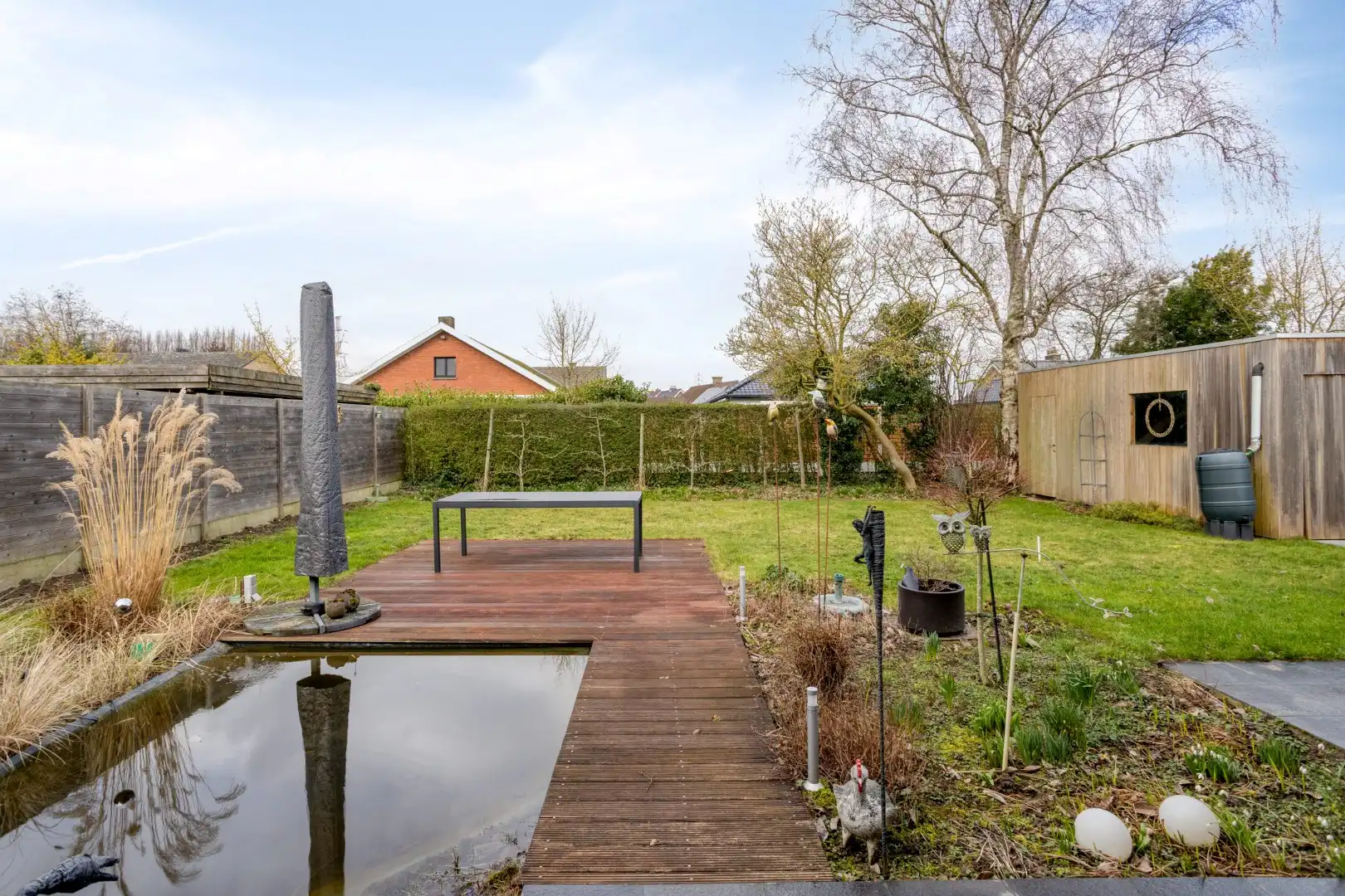 Open bebouwing met mooie tuin en 2 garages op topligging! foto 19