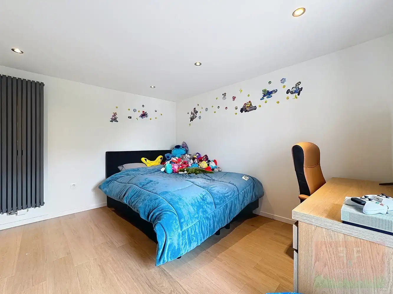 Instapklare hedendaagse gezinswoning met garage, opslagruimte en grote tuin foto 18