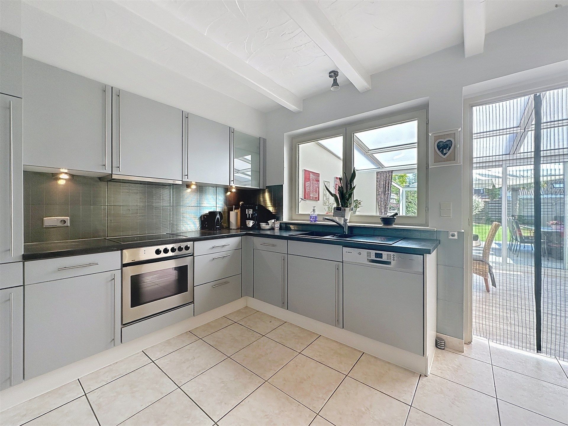 Rustig gelegen, instapklare, half open bebouwing met 5 slaapkamers, garage op perceel van 465m²! foto 12