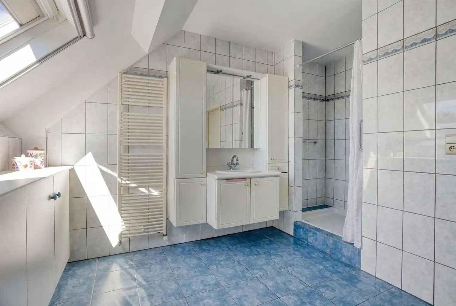 Prachtig duplexappartement met 3 slaapkamers, 2 terrassen en een inpandige garagebox, rustig gelegen op wandelafstand van het centrum van Maaseik. foto 14