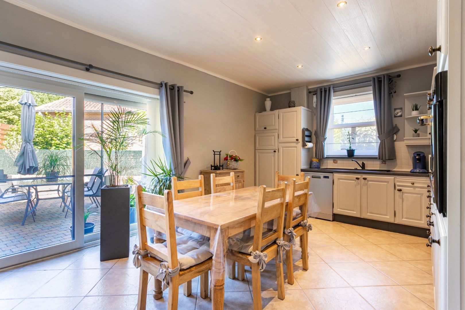Ruime kangoeroewoning met 6 slpks, 2bdks, 2 garages en tuin te Oetingen foto 7