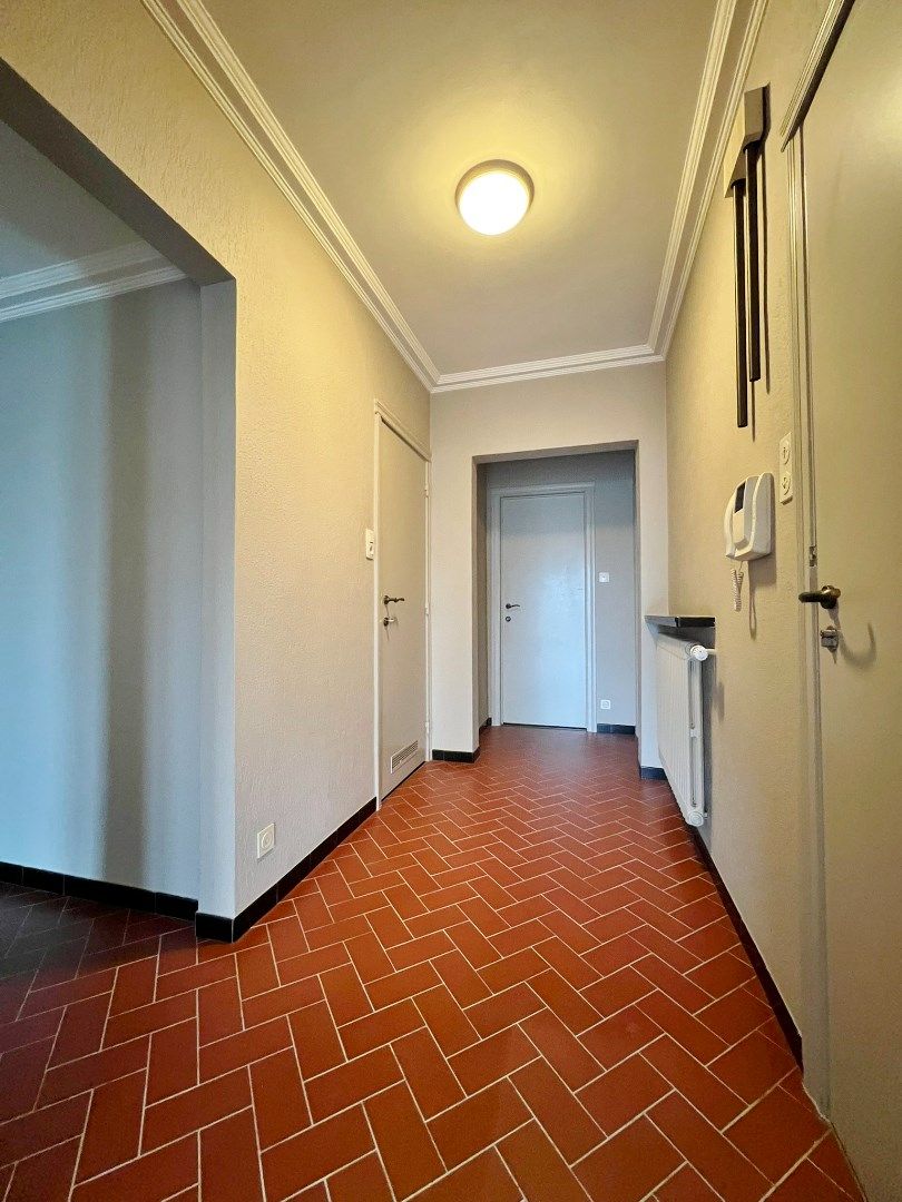Ruime en goed onderhouden appartement met zicht op het Colaertplein. foto 2