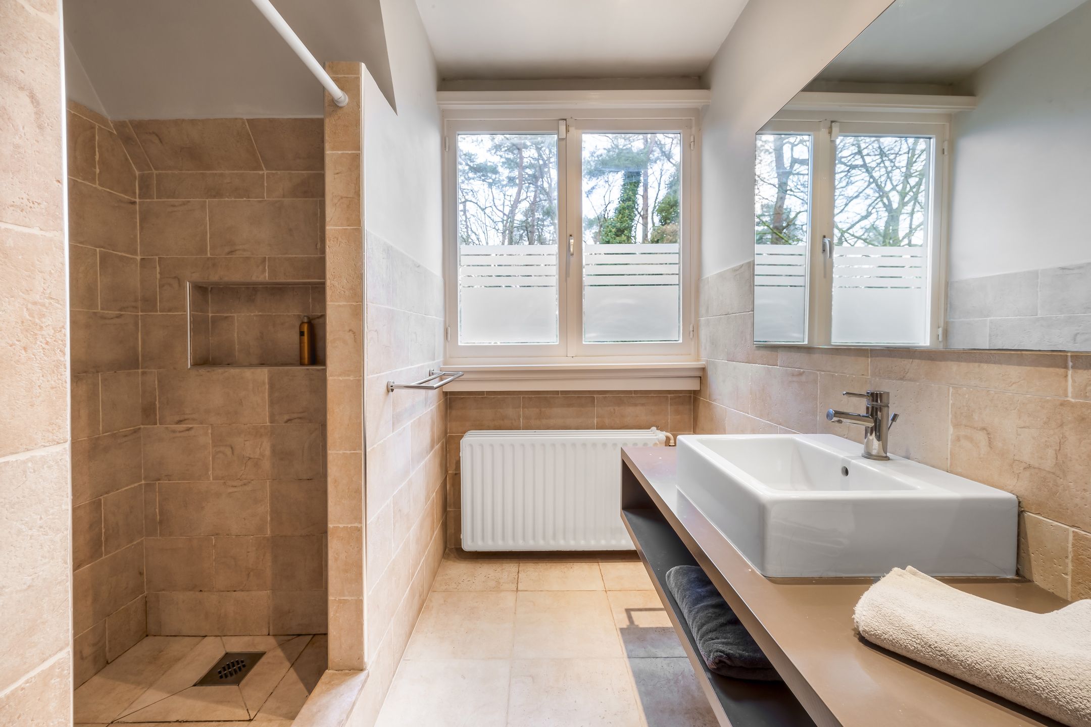 Ruime villa met bijgebouw in residentiële wijk foto 17