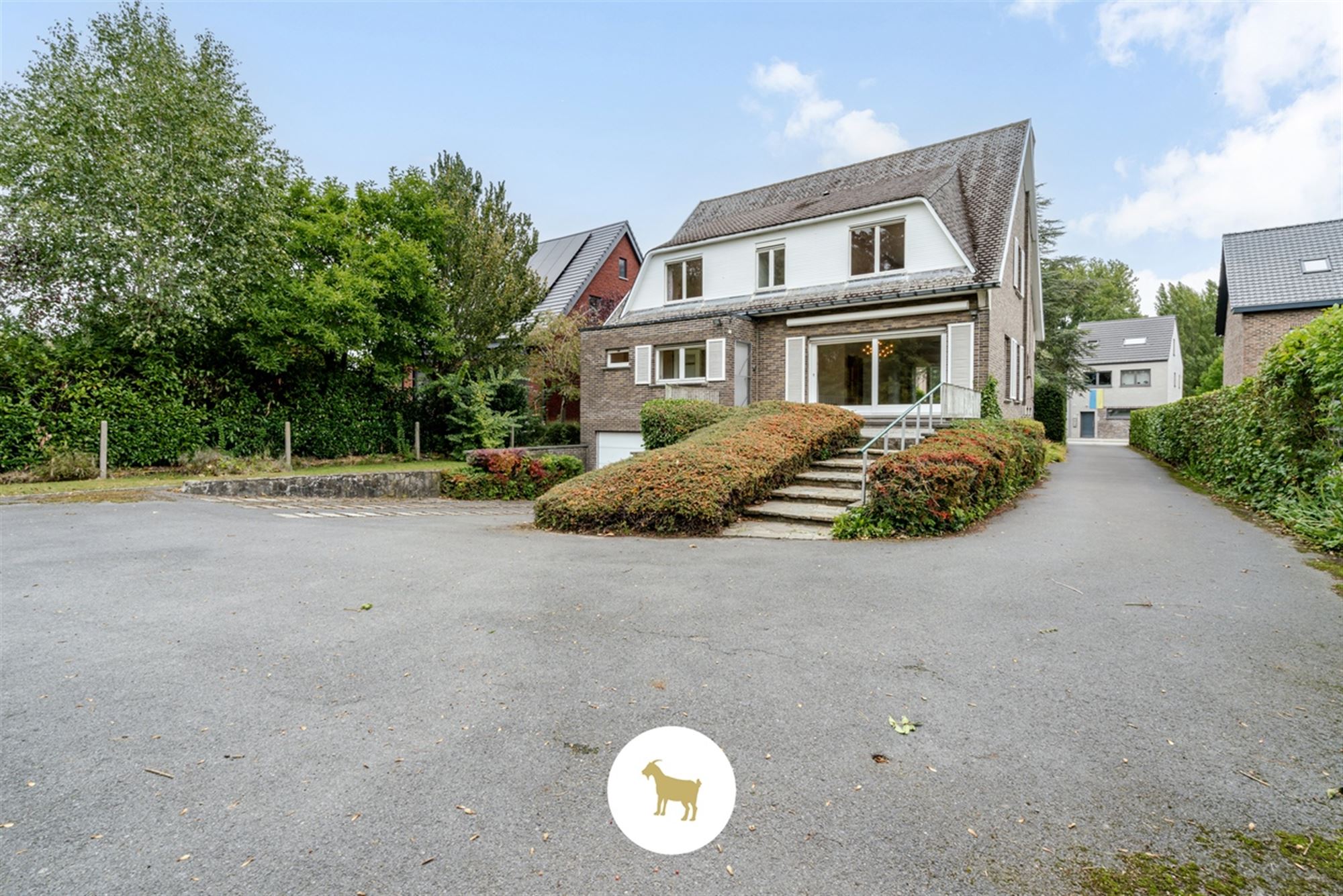 Te renoveren RUIME ALLEENSTAANDE VILLA met 4 SLAAPKAMERS, BUREAU en GARAGE op een prachtig zuidwestgericht PERCEEL van 1.300 m² foto 8