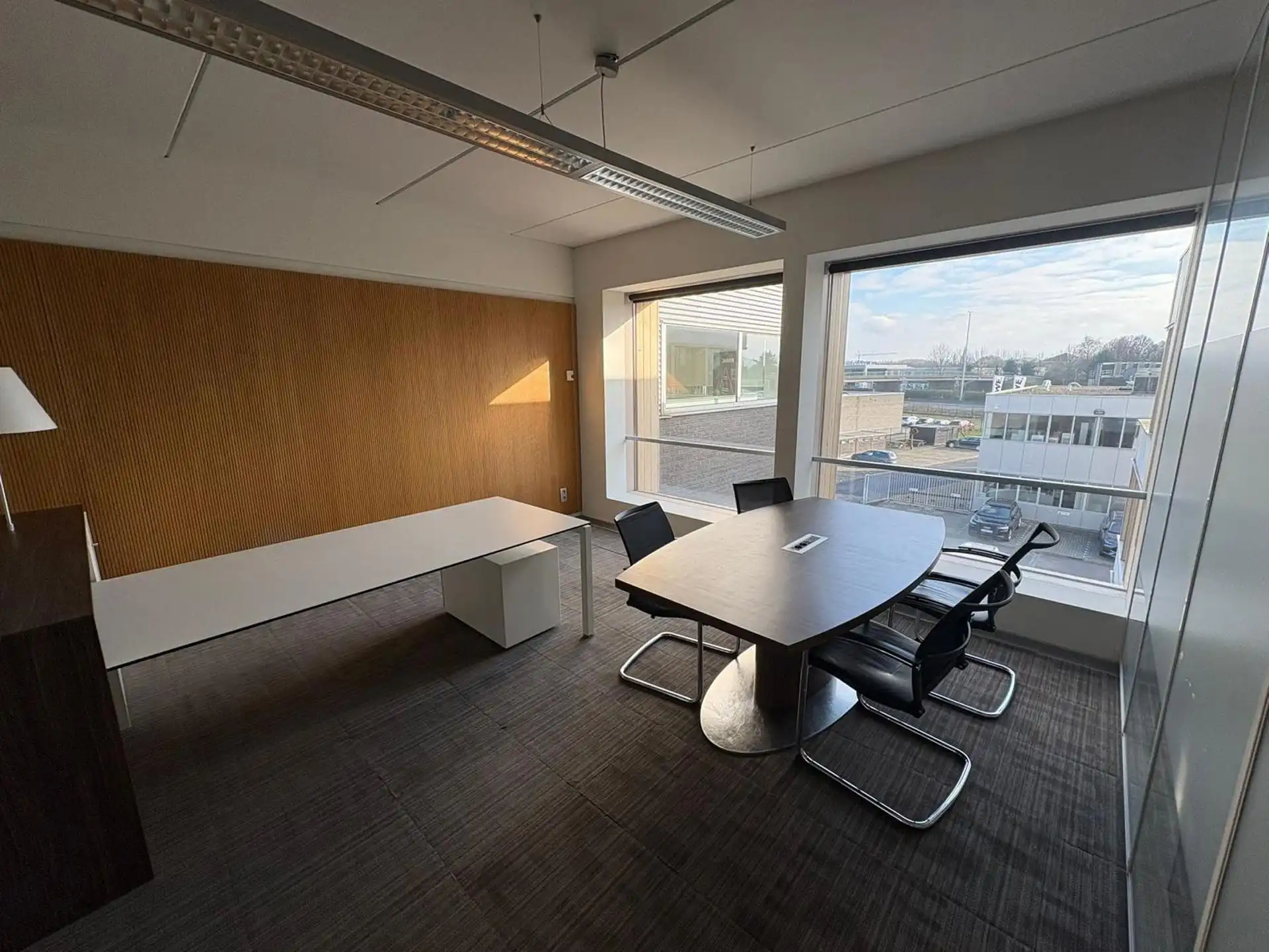 Instapklaar kantoor 622 m² met parking langs de E313 foto 4