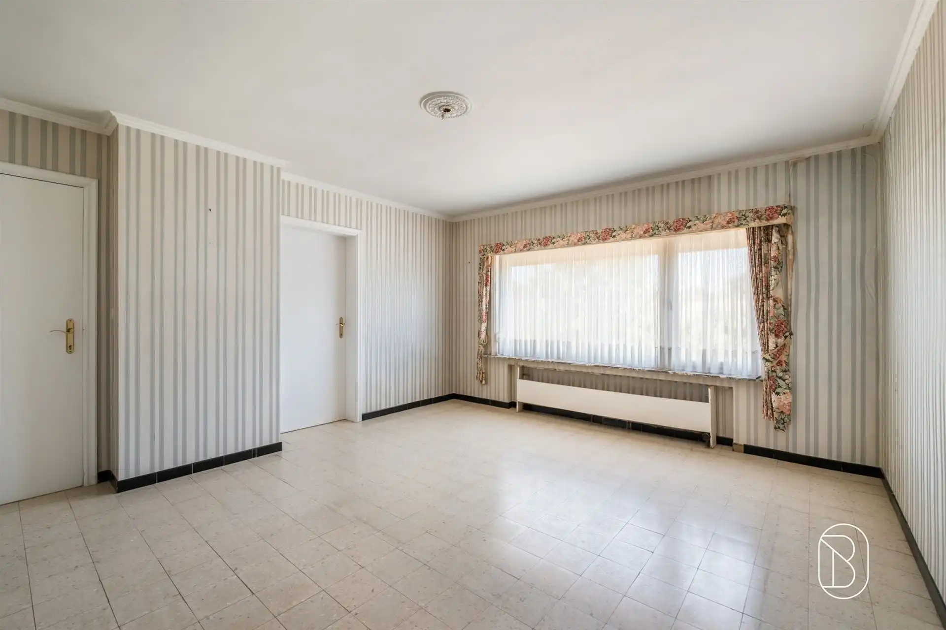 Ruime halfopenwoning met prachtige tuin en veel potentieel foto 6