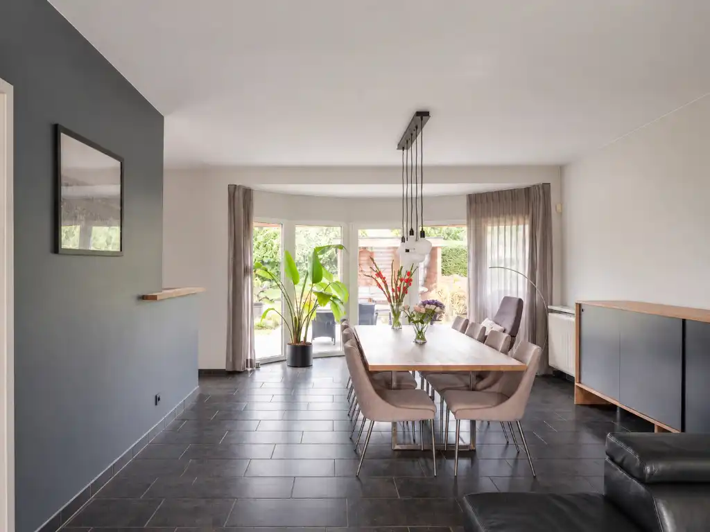 Karaktervolle gezinswoning met 4 slaapkamers, een bijbouw en een volwassen tuin foto 4