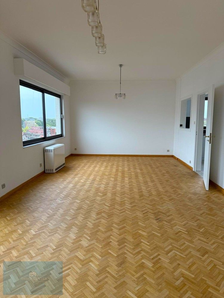 Te huur: Ruim 3-slaapkamer appartement in hartje Genk – Sint-Martinusplein foto 5