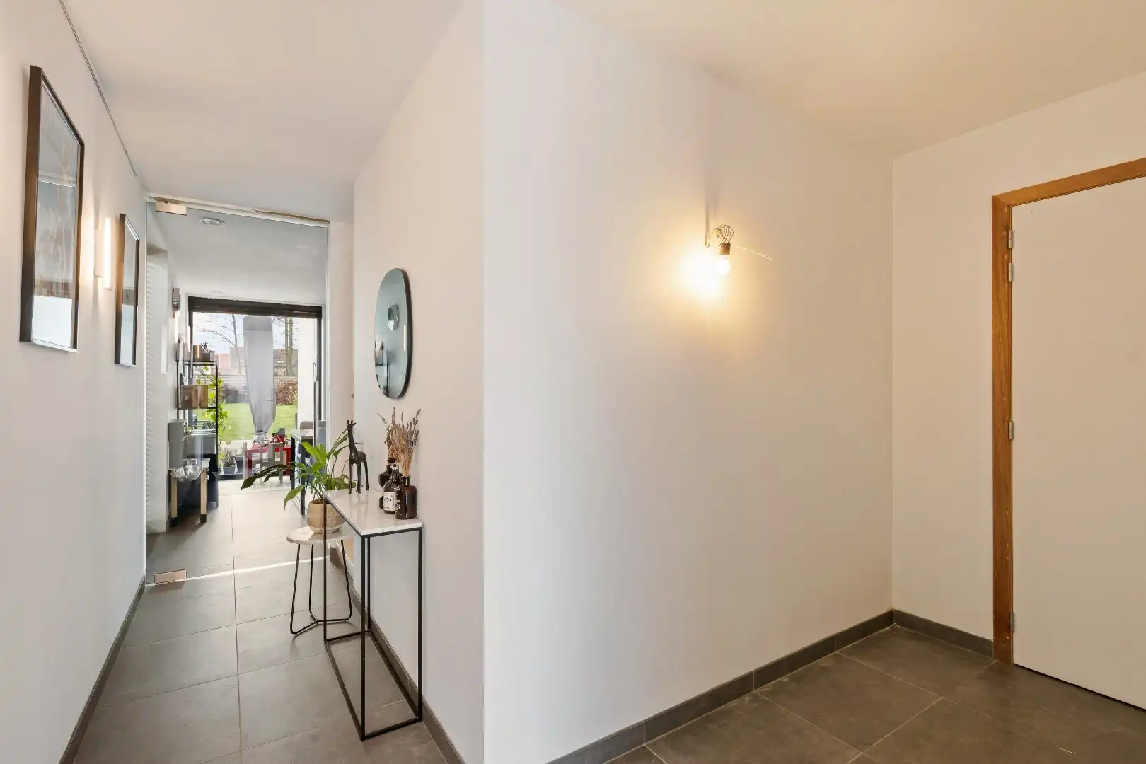 Recente en energiezuinige woning met 3 slaapkamers, ruime garage en tuin. foto 2