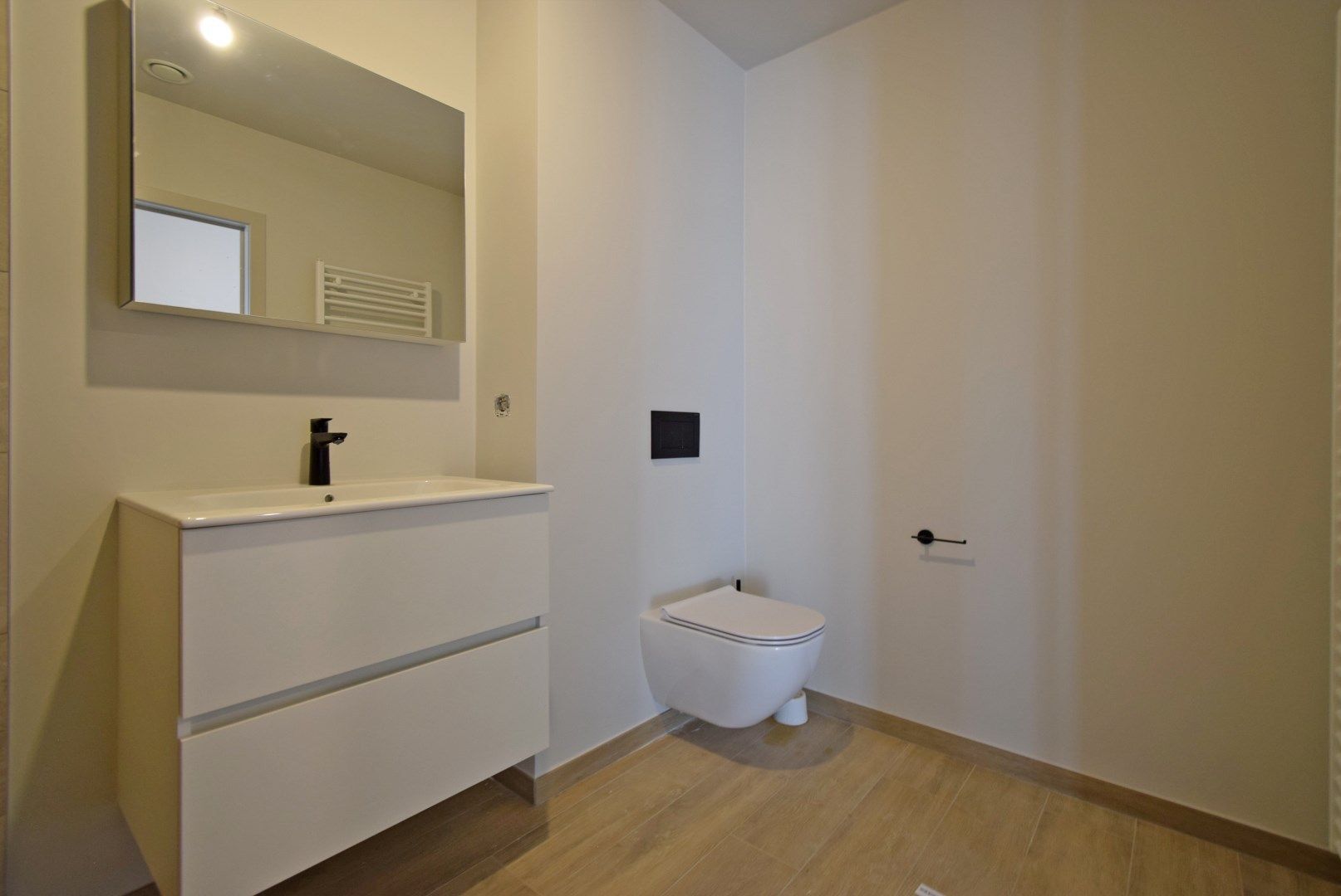 VOLLEDIG GERENOVEERD APPARTEMENT MET GARAGE foto 8