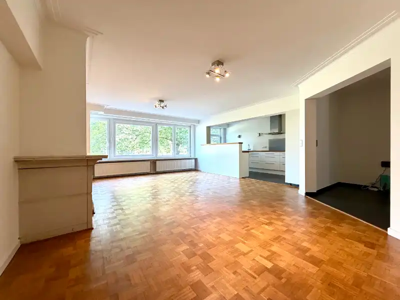 NIEUW GESCHILDERD APPARTEMENT MET DRIE SLAAPKAMERS EN GARAGE foto 3
