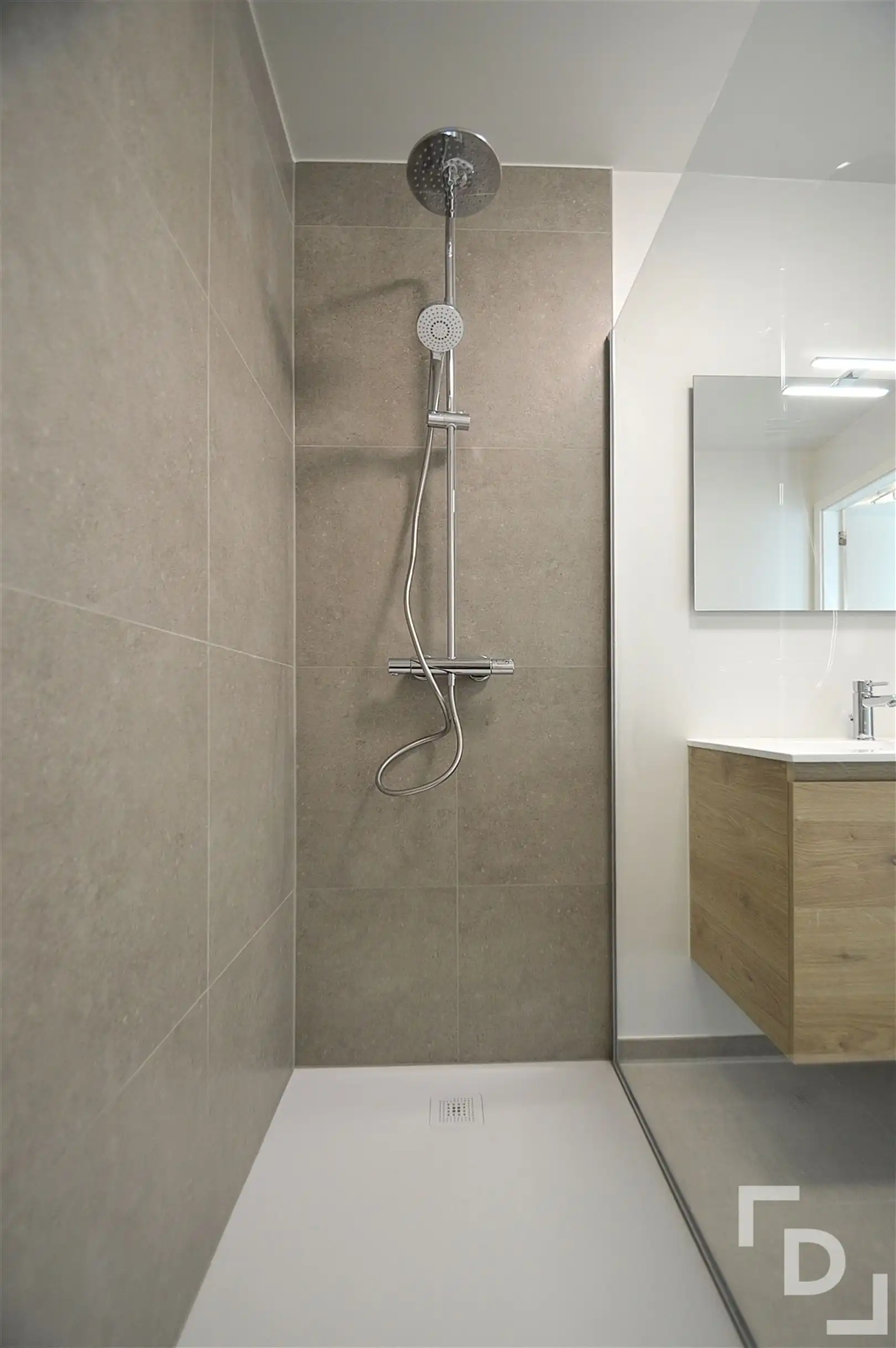 Nieuwbouwappartement met carport te huur te Ieper foto 12