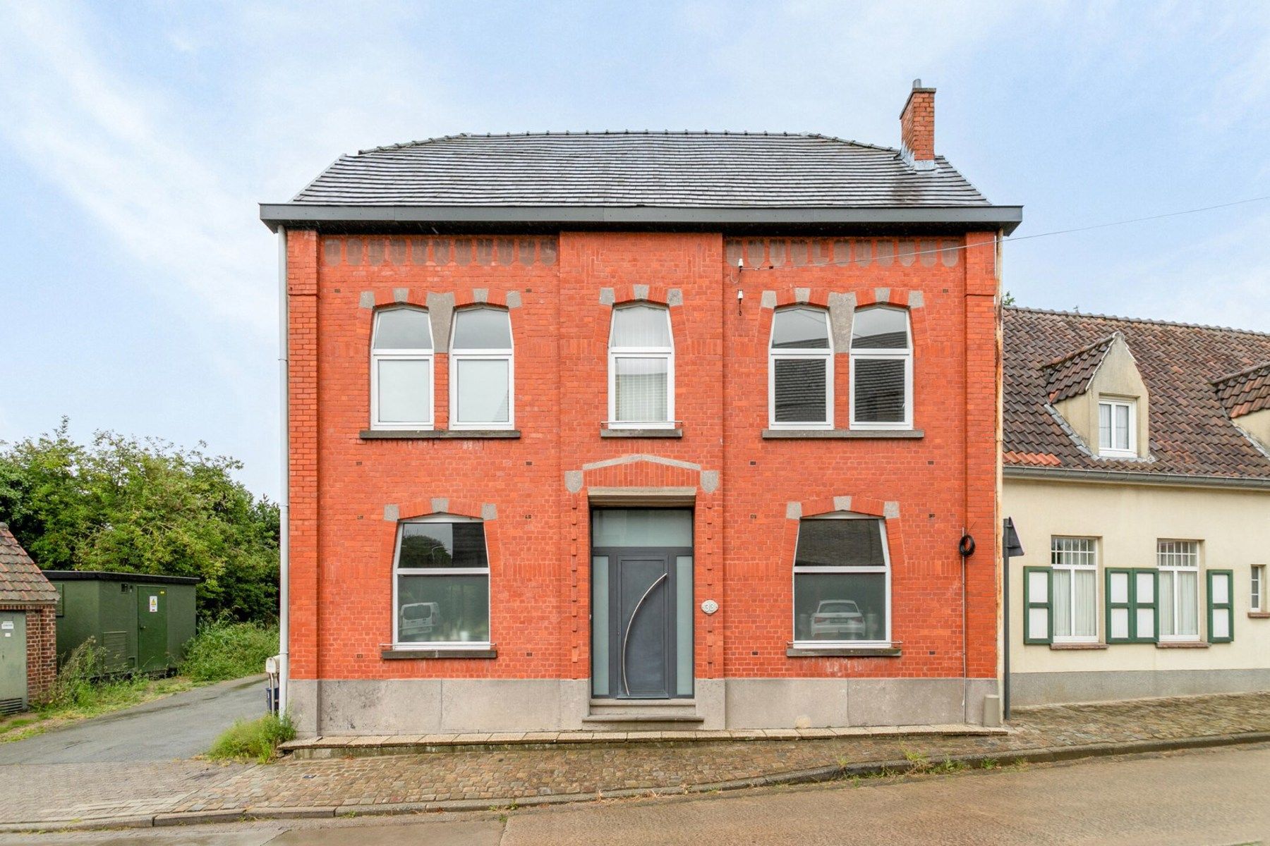 TE KOOP - ruime gerenoveerde woning met 4 slaapkamers foto {{pictureIndex}}