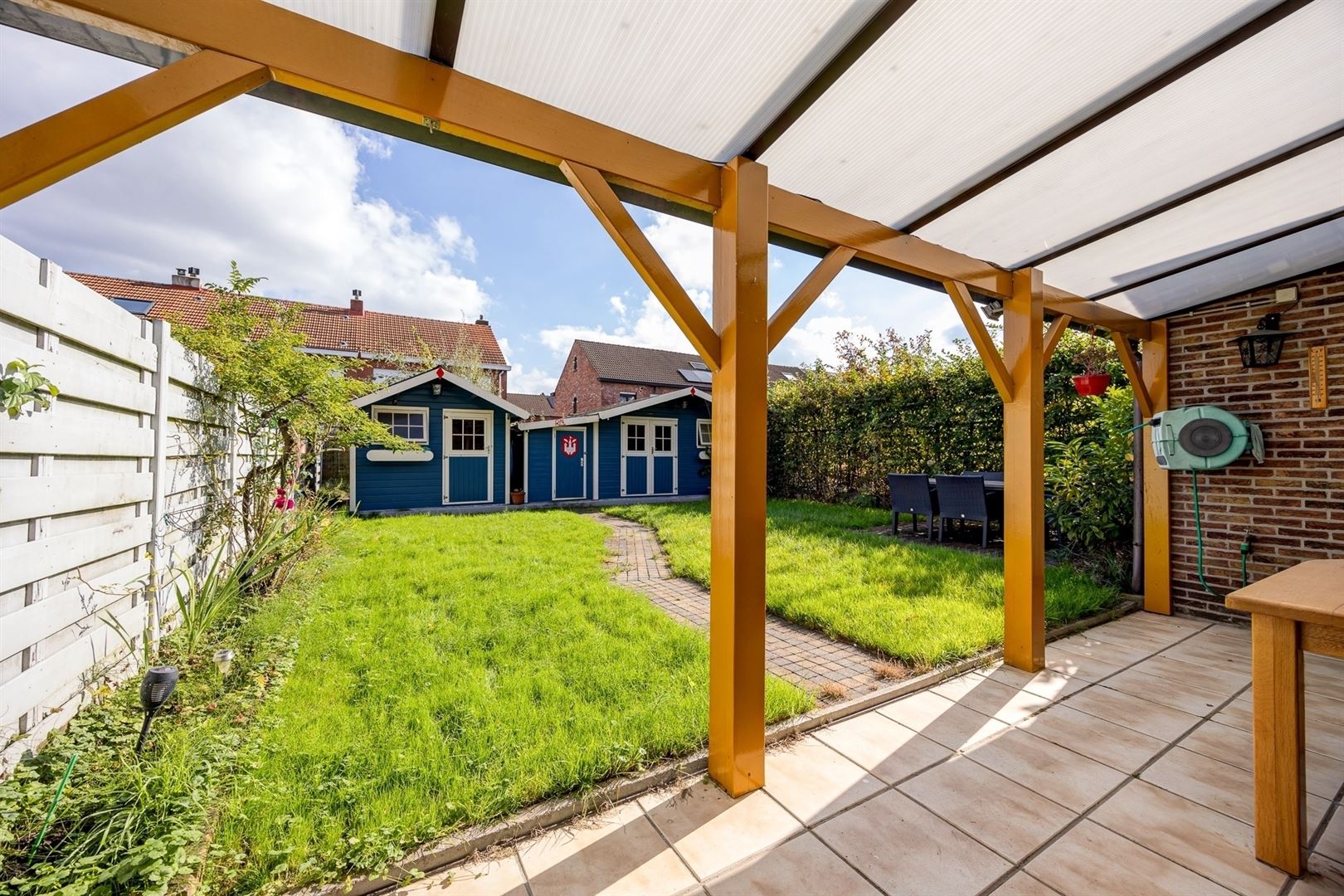 Charmante half open bebouwing met garage en tuin foto 2