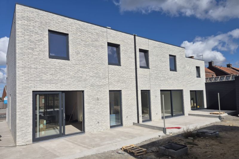 Hooglede: strakke halfopen nieuwbouwwoning met 3 slaapkamers, zuid-gerichte tuin, carport en berging op een perceel van 206 m², centrale ligging. foto 9