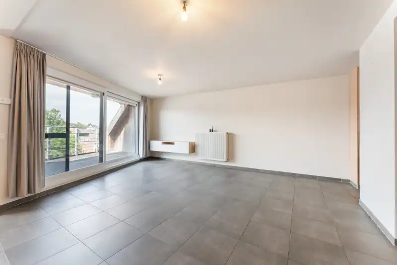 Roeselare-stadskern. Recent en prachtig tweeslaapkamerappartement gelegen op de 2de verdieping. Kleine residentie. Op wandelafstand van alles. Unieke vergezichten ! foto 8