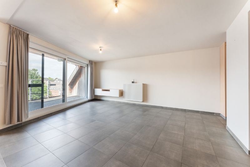 Roeselare-stadskern. Recent en prachtig tweeslaapkamerappartement gelegen op de 2de verdieping. Kleine residentie. Op wandelafstand van alles. Unieke vergezichten ! foto 8